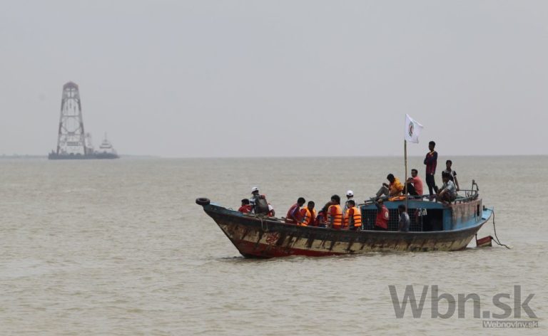 V Bangladéši sa prevrátil trajekt, zahynulo vyše sto ľudí