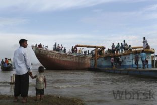 V Bangladéši sa prevrátil trajekt, zahynulo vyše sto ľudí