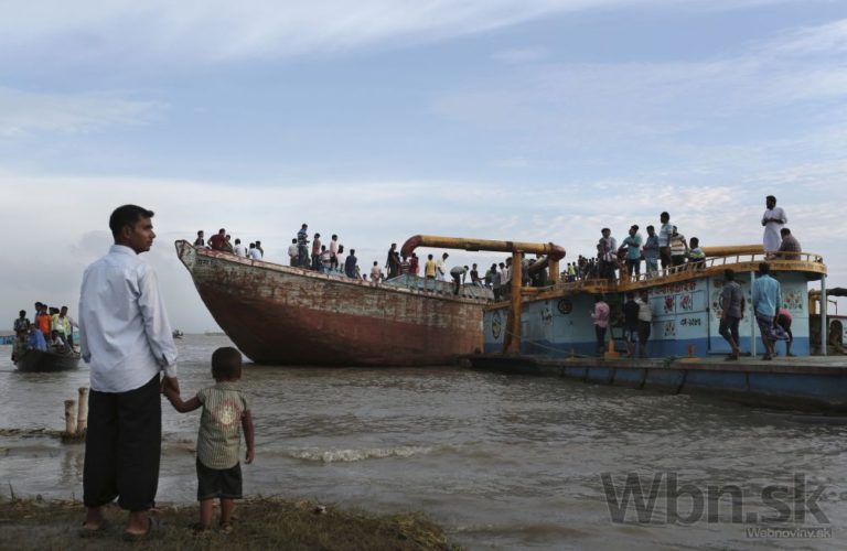 V Bangladéši sa prevrátil trajekt, zahynulo vyše sto ľudí