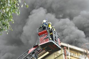 V Dubnici nad Váhom horel odpad, ľudia nemali otvárať okná