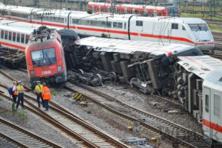 V Nemecku sa zrazili vlaky, zranili sa desiatky ľudí