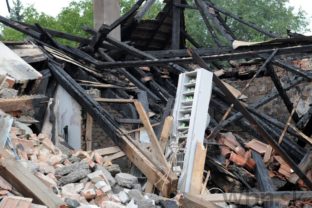 V Nitre explodoval rodinný dom, príčinou nebol plyn