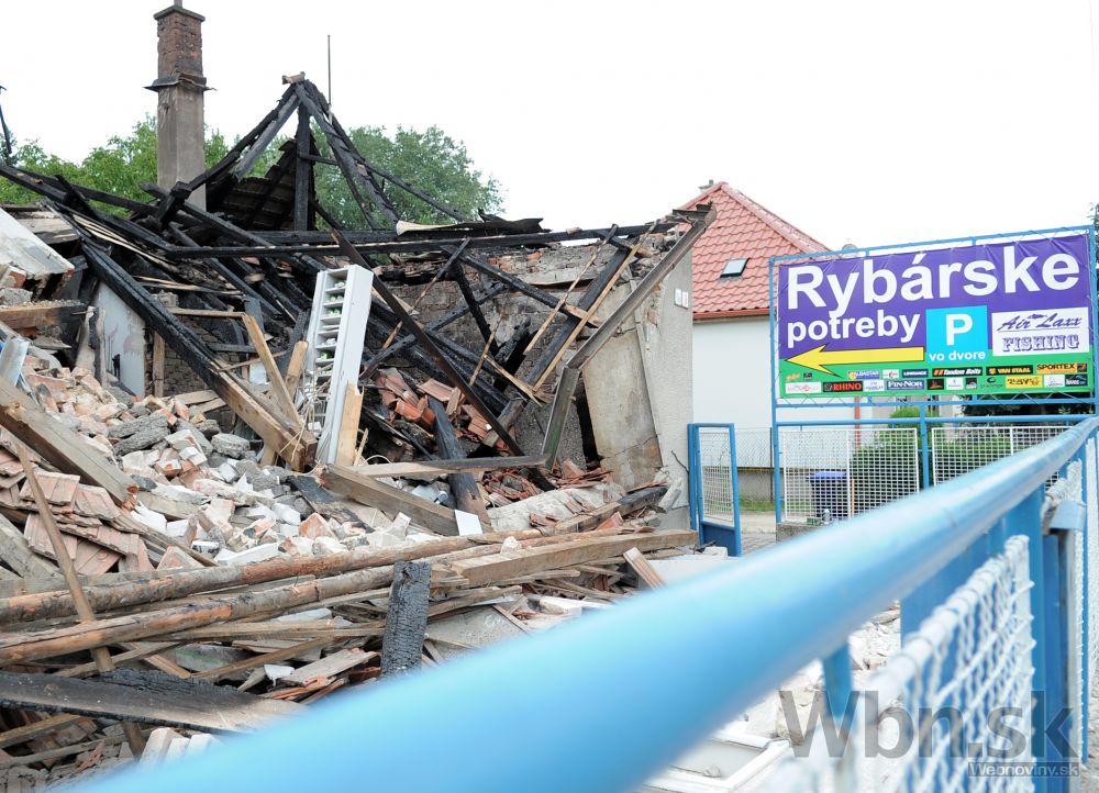 V Nitre explodoval rodinný dom, príčinou nebol plyn