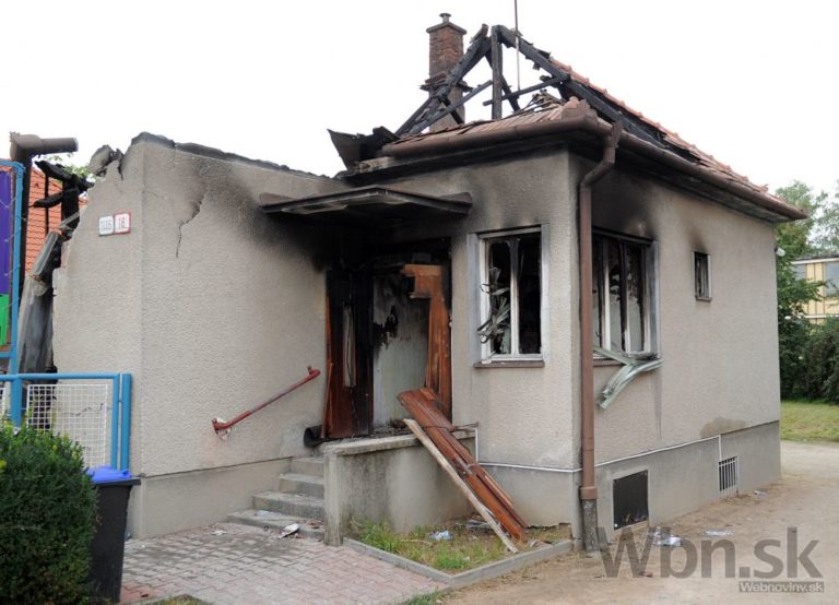V Nitre explodoval rodinný dom, príčinou nebol plyn