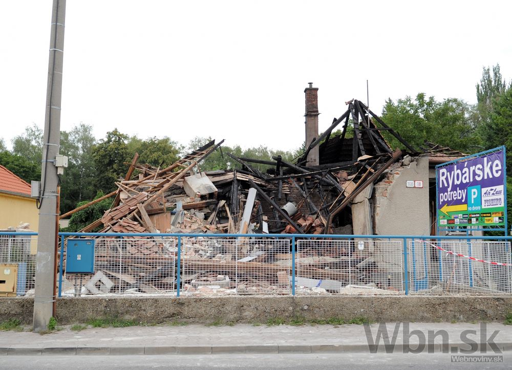 V Nitre explodoval rodinný dom, príčinou nebol plyn