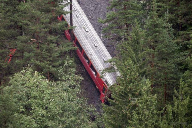 Vo Švajčiarsku sa vykoľajil vlak, vagón visel nad riekou