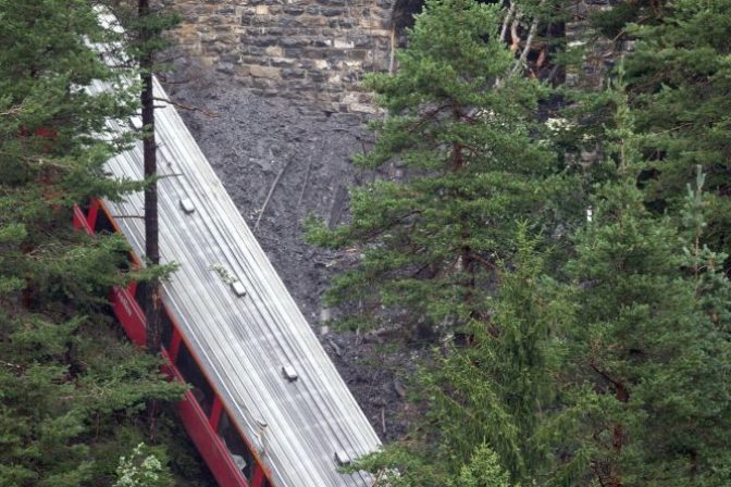 Vo Švajčiarsku sa vykoľajil vlak, vagón visel nad riekou