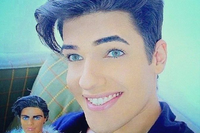 Živý Ken po plastike uvázda na trh bábiku s vlastnou podobou