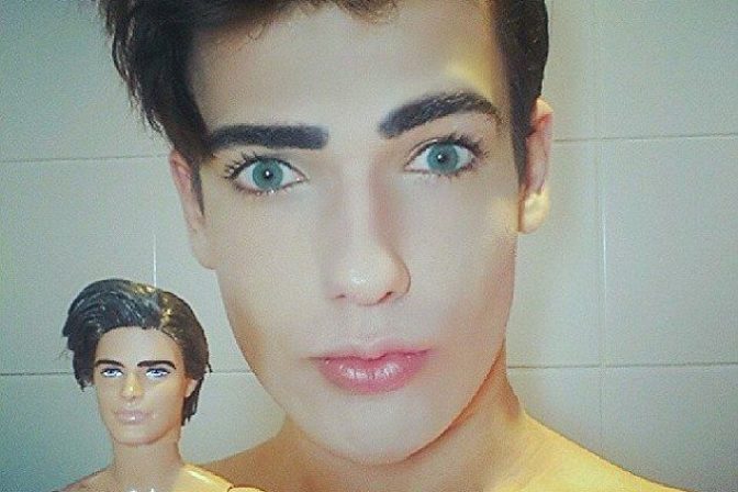 Živý Ken po plastike uvázda na trh bábiku s vlastnou podobou