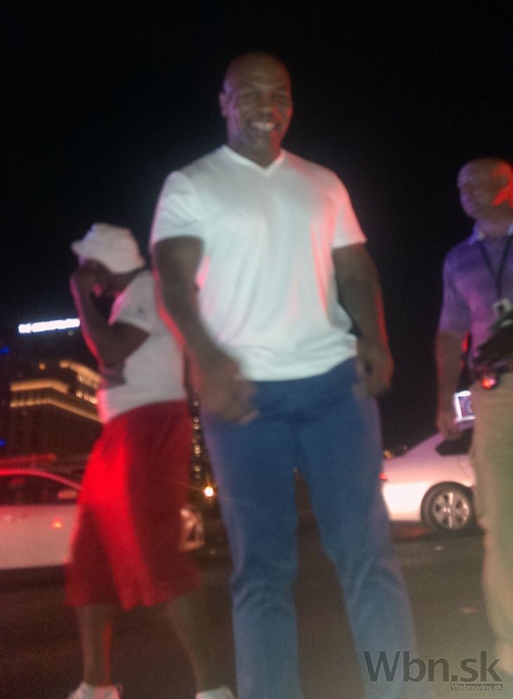 Bývalý americký boxer Mike Tyson pri záchrane motorkára