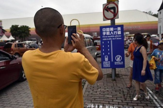 Čína má špeciálny pruh pre chodcov, ktorí hľadia do mobilu