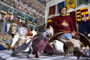 Fanúšik Harryho Pottera má doma rekordnú čarodejnícku zbierku