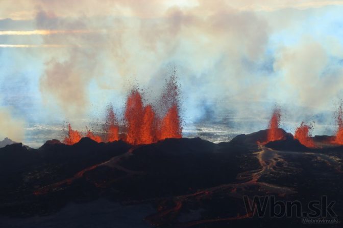 Islandská sopka straší ľudí, z pukliny stúpa láva