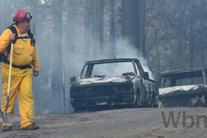 Kaliforniu ničia požiare, ľudia opúšťajú domovy