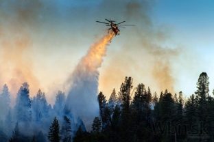Kaliforniu ničia požiare, ľudia opúšťajú domovy