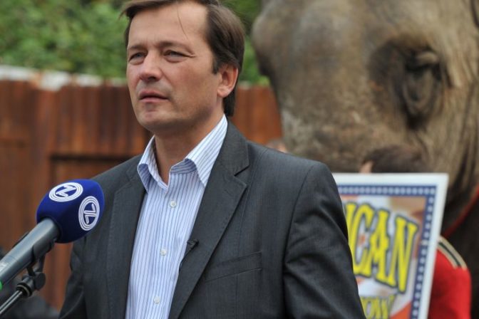 Kandidát na primátora Prešova mal na tlačovke živého slona
