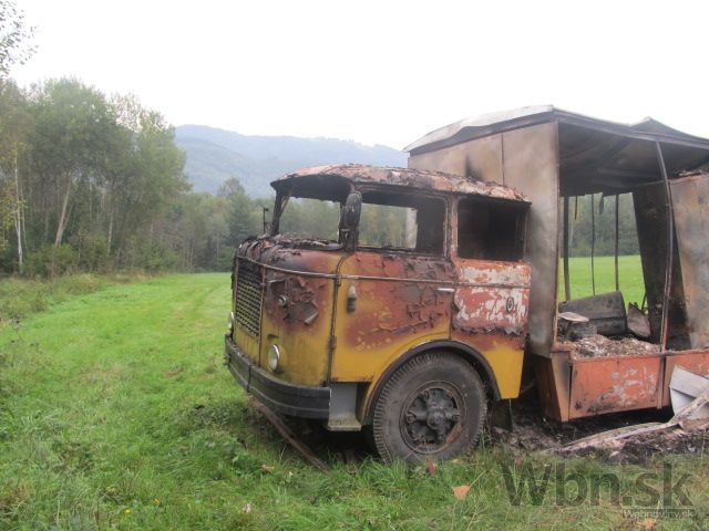 Neďaleko Málinca v okrese Poltár zhorel včelársky voz s 22 úľmi
