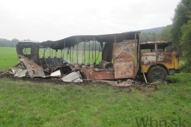 Neďaleko Málinca v okrese Poltár zhorel včelársky voz s 22 úľmi