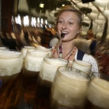 Pivo na Oktoberfeste tečie prúdom