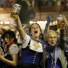 Pivo na Oktoberfeste tečie prúdom