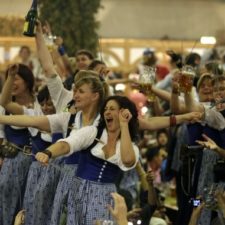 Pivo na Oktoberfeste tečie prúdom