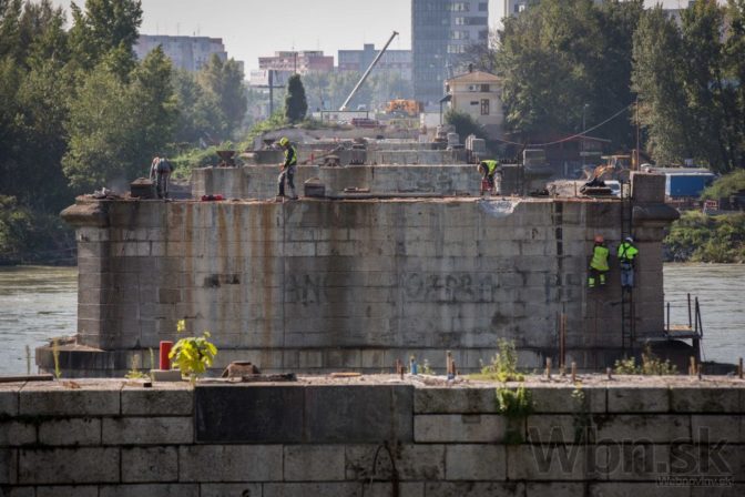 Práce na Starom moste obnovili, robotníci rozoberajú pilier