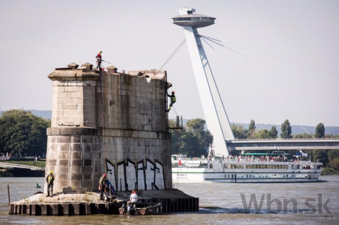 Práce na Starom moste obnovili, robotníci rozoberajú pilier