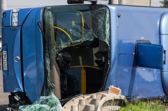 Pri Svätom Jure tragicky havaroval autobus