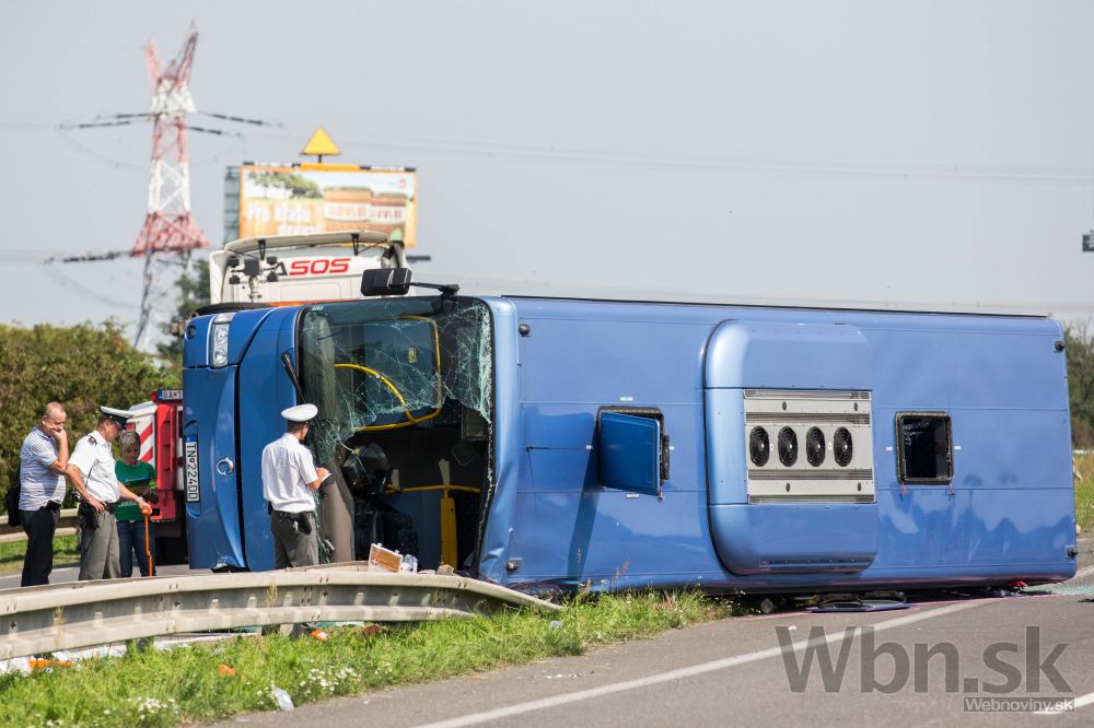 Pri Svätom Jure tragicky havaroval autobus