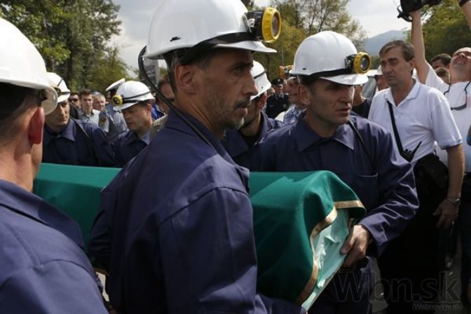 S mŕtvymi baníkmi sa v Bosne lúčili tisíce ľudí