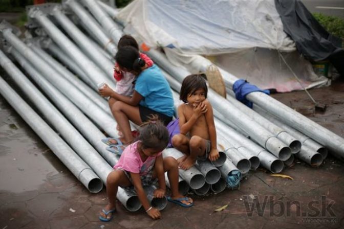 Sever Filipín zasiahol silný tajfún, evakuovali stovky ľudí