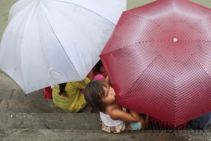 Sever Filipín zasiahol silný tajfún, evakuovali stovky ľudí