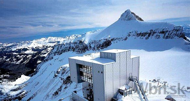 Švajčiari dokončujú prvý visutý most medzi horskými vrcholmi