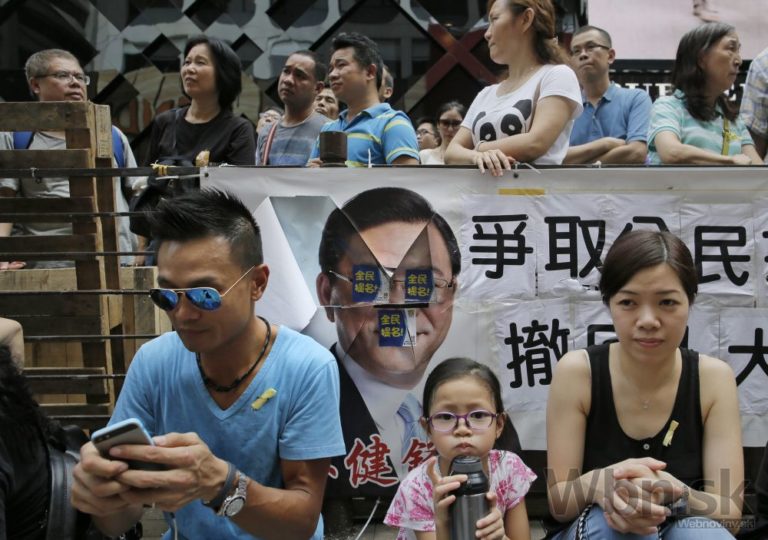 Tisícky ľudí v Hongkongu obkľúčili sídlo miestnej vlády