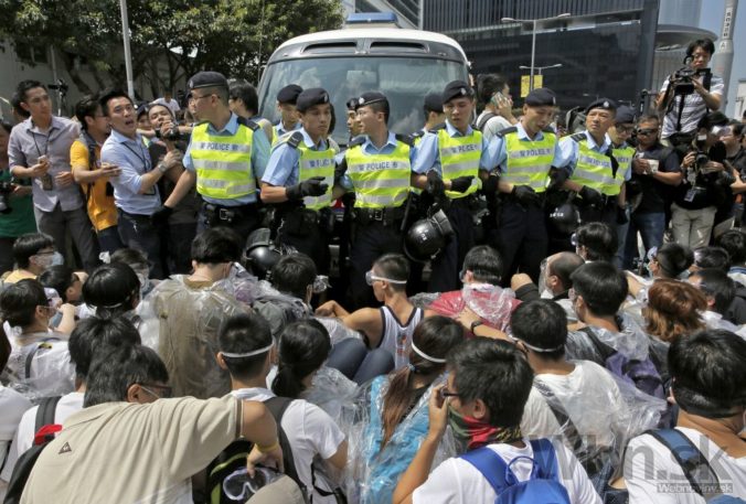 Tisícky ľudí v Hongkongu obkľúčili sídlo miestnej vlády