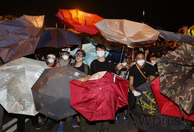 Tisícky ľudí v Hongkongu obkľúčili sídlo miestnej vlády