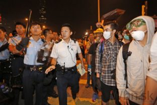 Tisícky ľudí v Hongkongu obkľúčili sídlo miestnej vlády