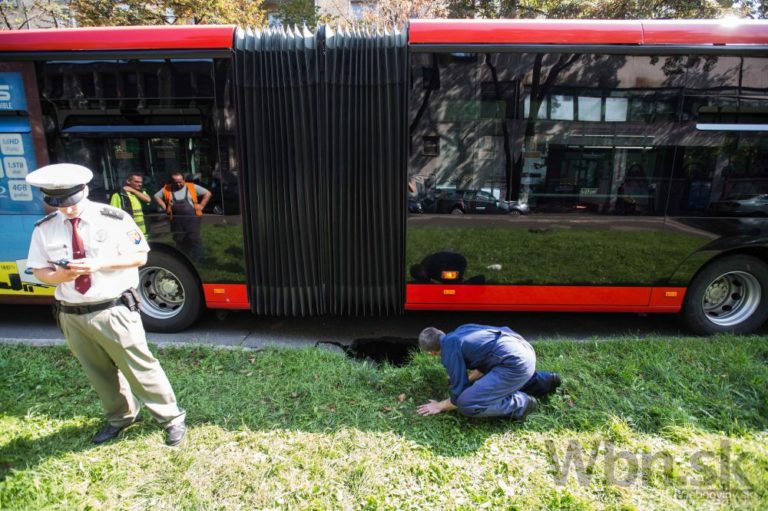 V Bratislave sa pod autobusom prepadla cesta