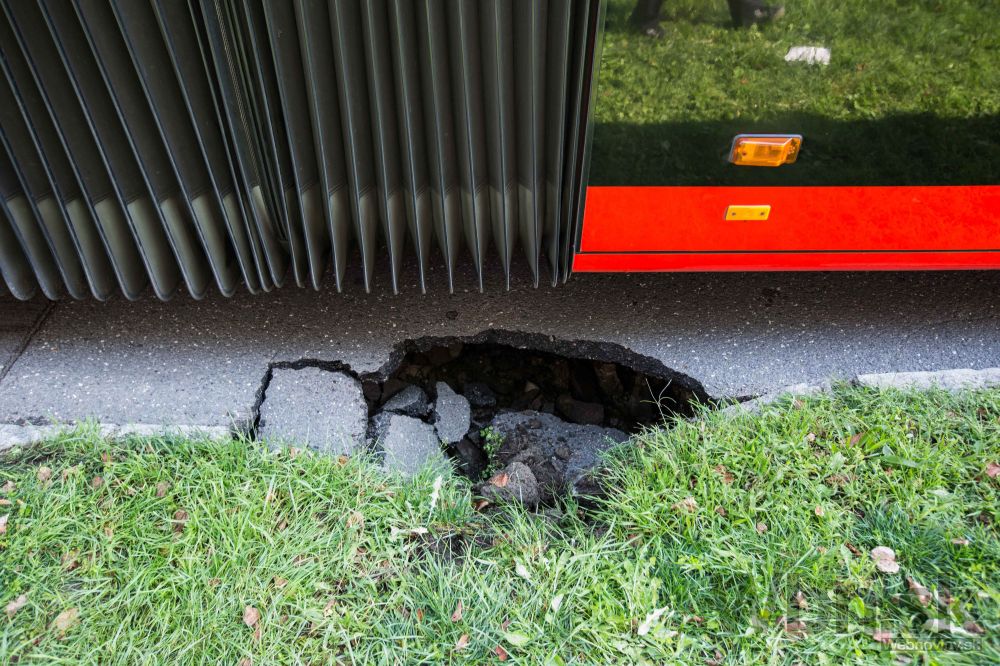 V Bratislave sa pod autobusom prepadla cesta