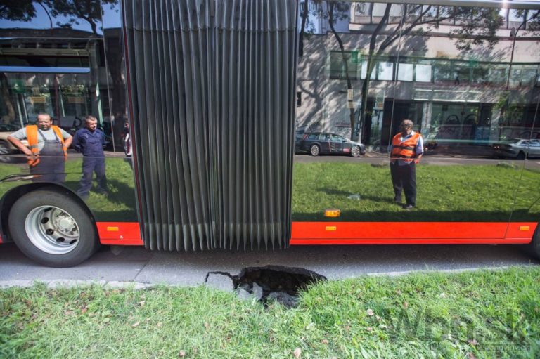 V Bratislave sa pod autobusom prepadla cesta