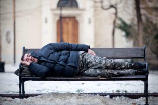 Chudoba bezdomovec zima