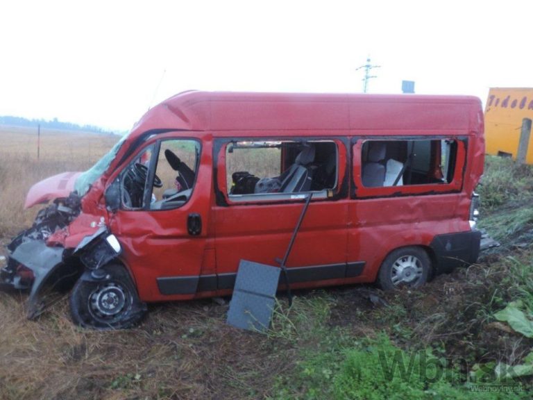Dodávka vošla vlaku do cesty, po zrážke sa vykoľajil