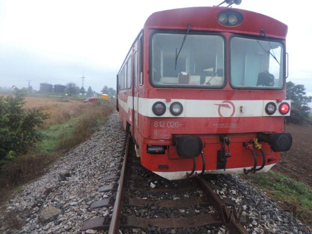 Dodávka vošla vlaku do cesty, po zrážke sa vykoľajil