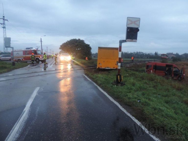 Dodávka vošla vlaku do cesty, po zrážke sa vykoľajil