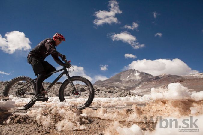 Extrémny športovec zdolal na bicykli najvyšší vulkán sveta
