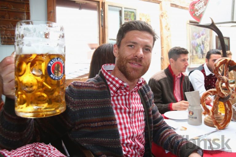Futbalisti Bayernu oslávili úspešný vstup do sezóny na Oktoberfeste