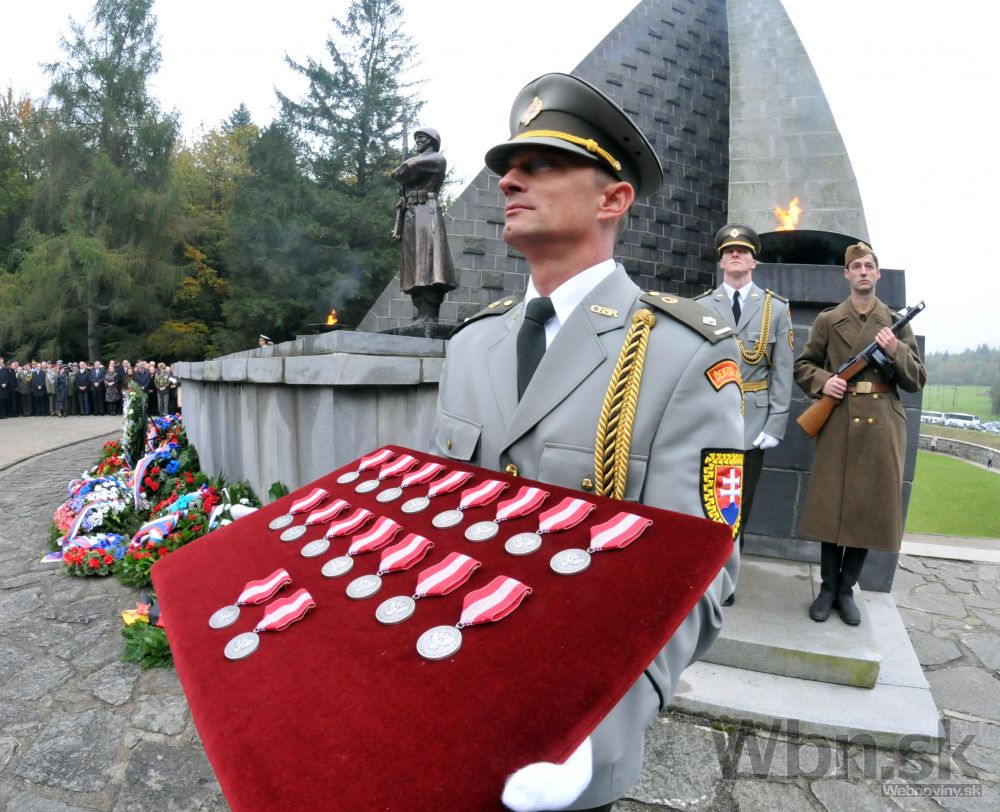 Na Dukle spomínali na obete, Kiska s Glváčom odhalili sochu