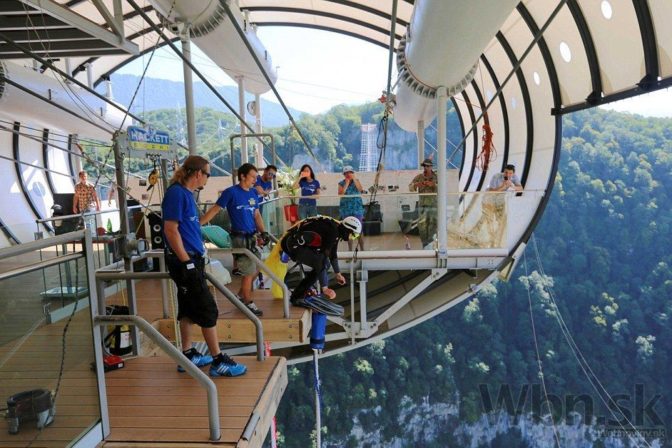 Najdlhší visutý most pre peších láka na adrenalínové zoskoky