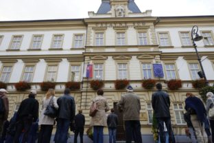 Okolo sto ľudí ticho protestovalo v Košiciach