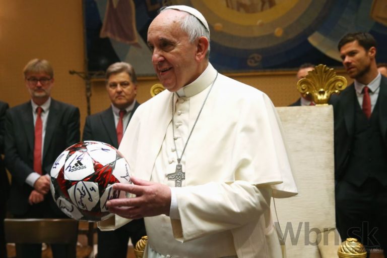 Pápež František sa stretol s hráčmi Bayernu, pochválil ich výkon